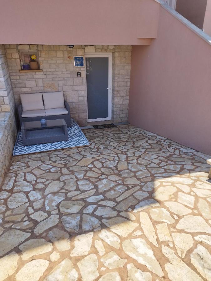 Studio Apartman Dezire Buje Luaran gambar